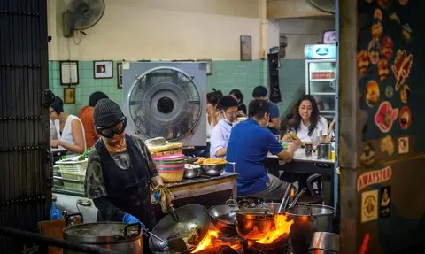 Bangkok's Michelin-starred cook Jay Fai not retiring yet