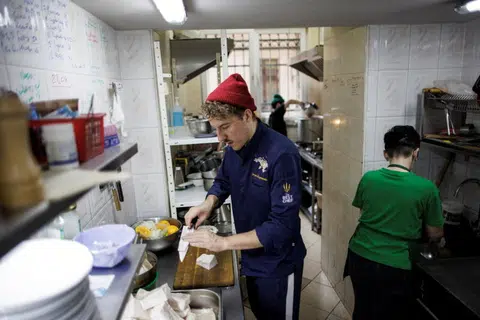 Ukrainian celebrity chef serves up free meals for refugees