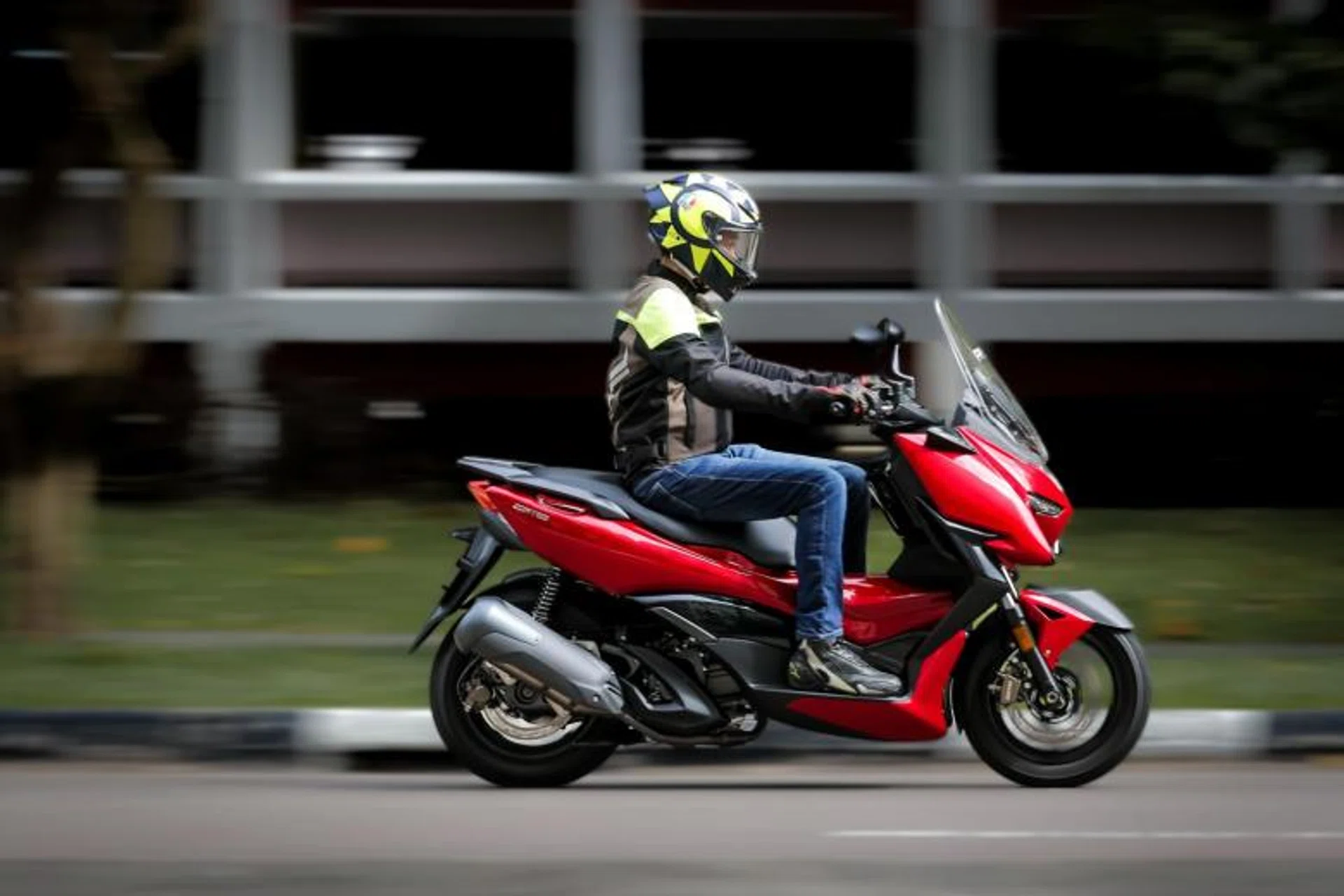 The recently launched Zontes 310M bucks the trend for scooters in the 2A class. 