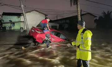 Hundreds of families displaced in Johor due to floods after heavy rain
