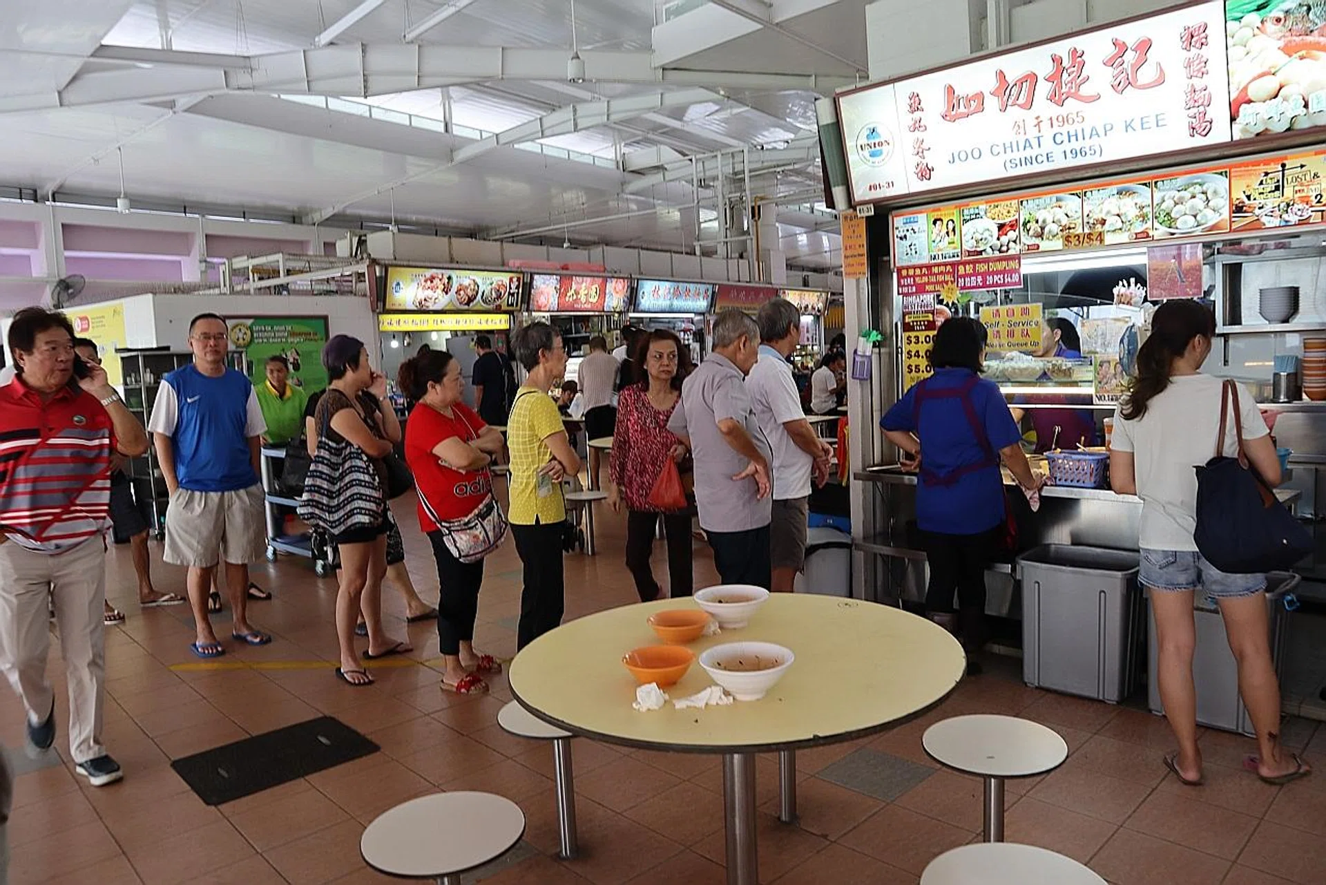 The long queue (above), the perfectly moist mee pok tah and the soup with the distinct yet simple taste.
