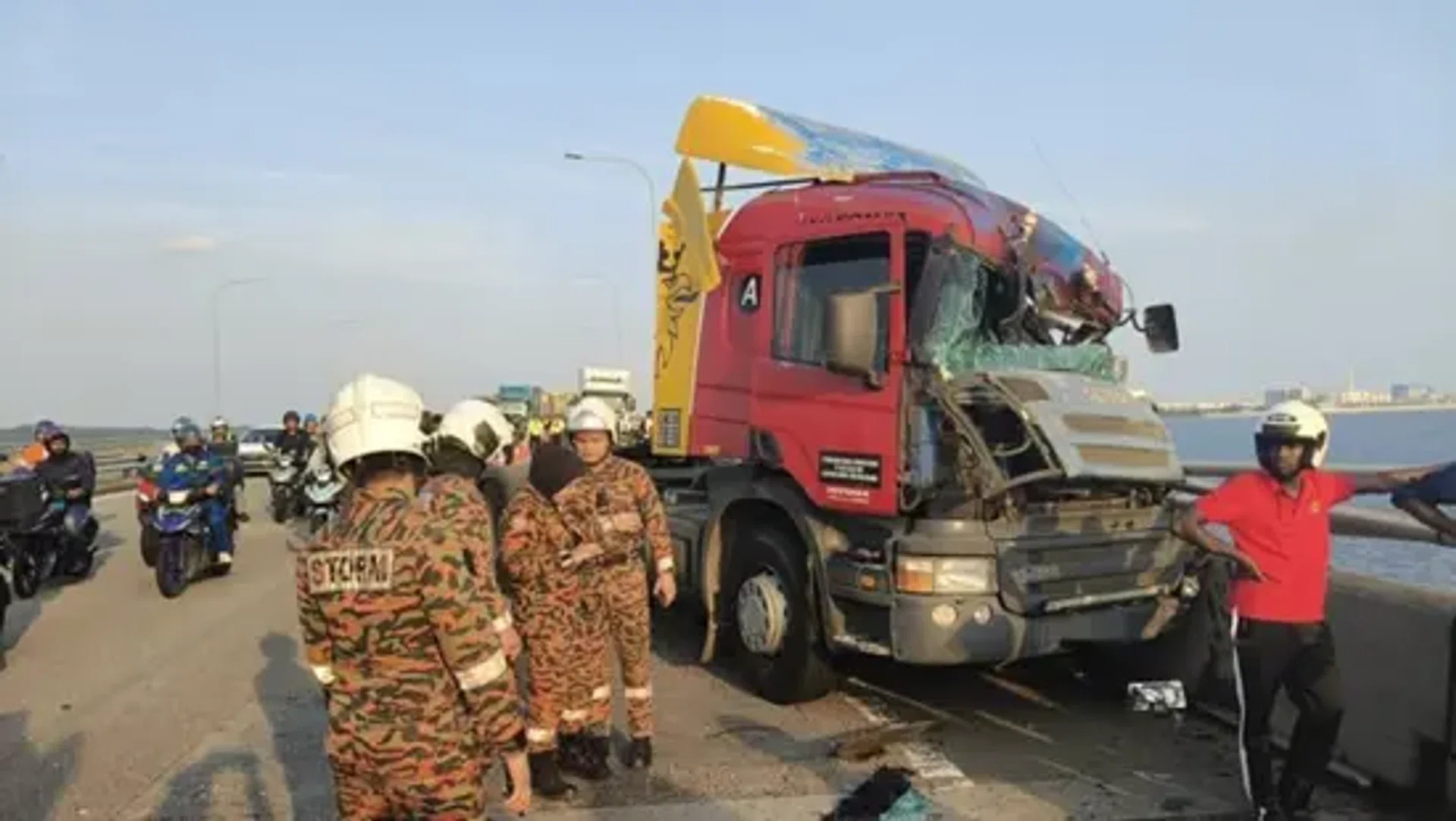 A chemical tank fell off a lorry into the sea from the Second Link bridge near Gelang Patah in Johor, Malaysia, on July 24.