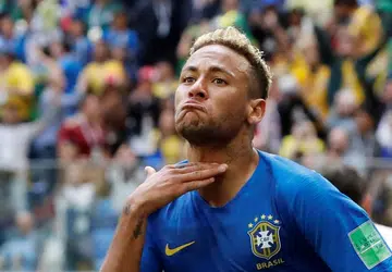 Coutinho, Neymar leave it late as Brazil win 2-0