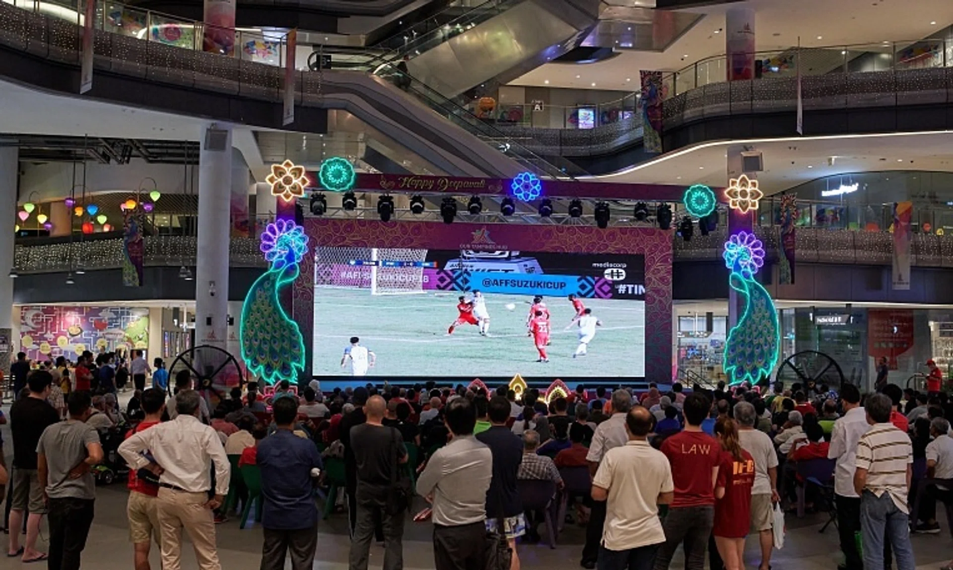 More than 1,000 fans turned up at Our Tampines Hub to watch a live screening of Singapore’s 2018 AFF Suzuki Cup group match with the Philippines.