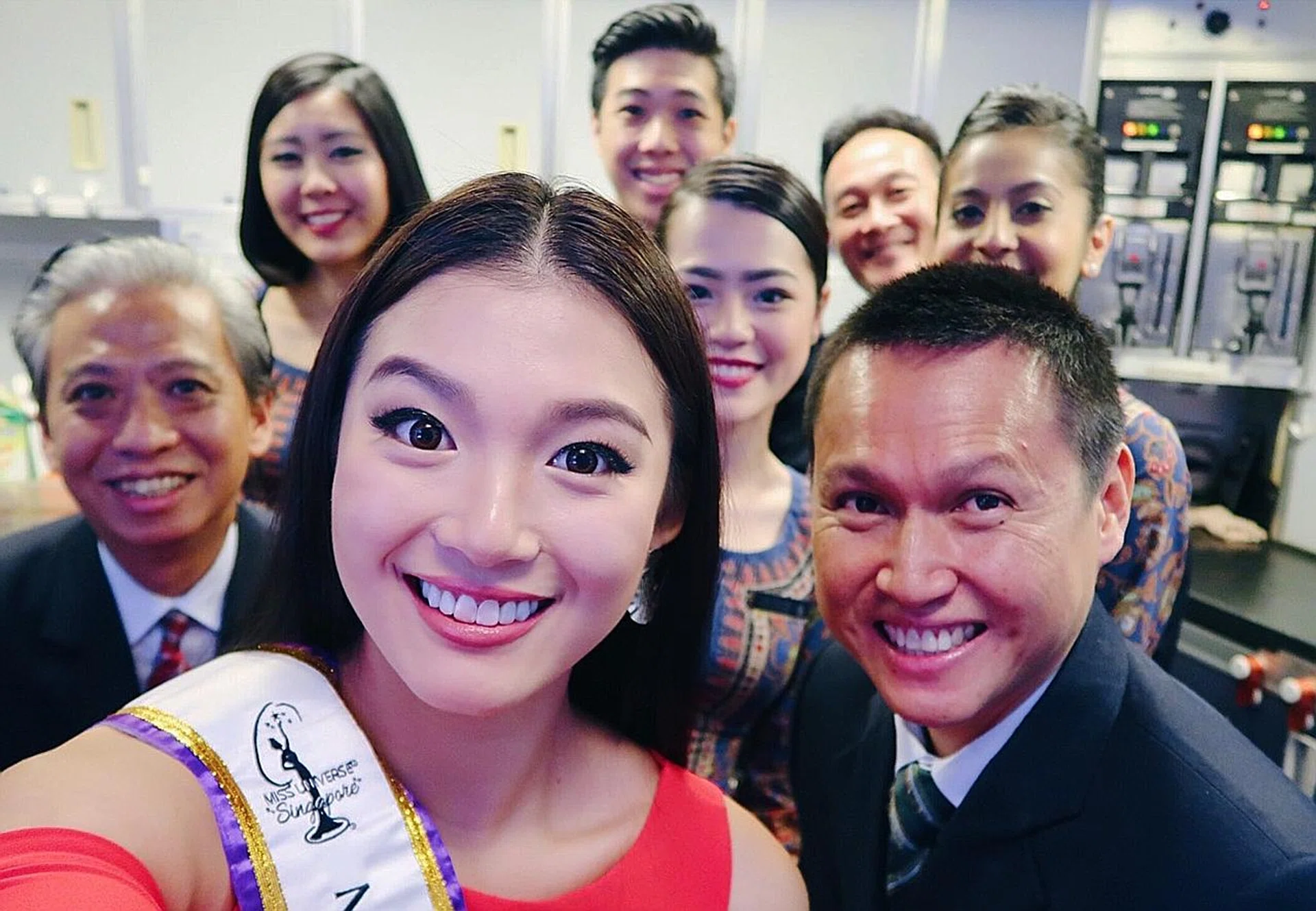 Miss Cheryl Chou took quick snaps with the SIA cabin crew while en route to Manila for the Miss Universe pageant last month. 