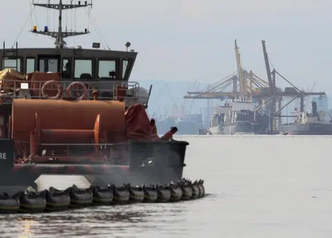 Oil spill as two ships collide off JB