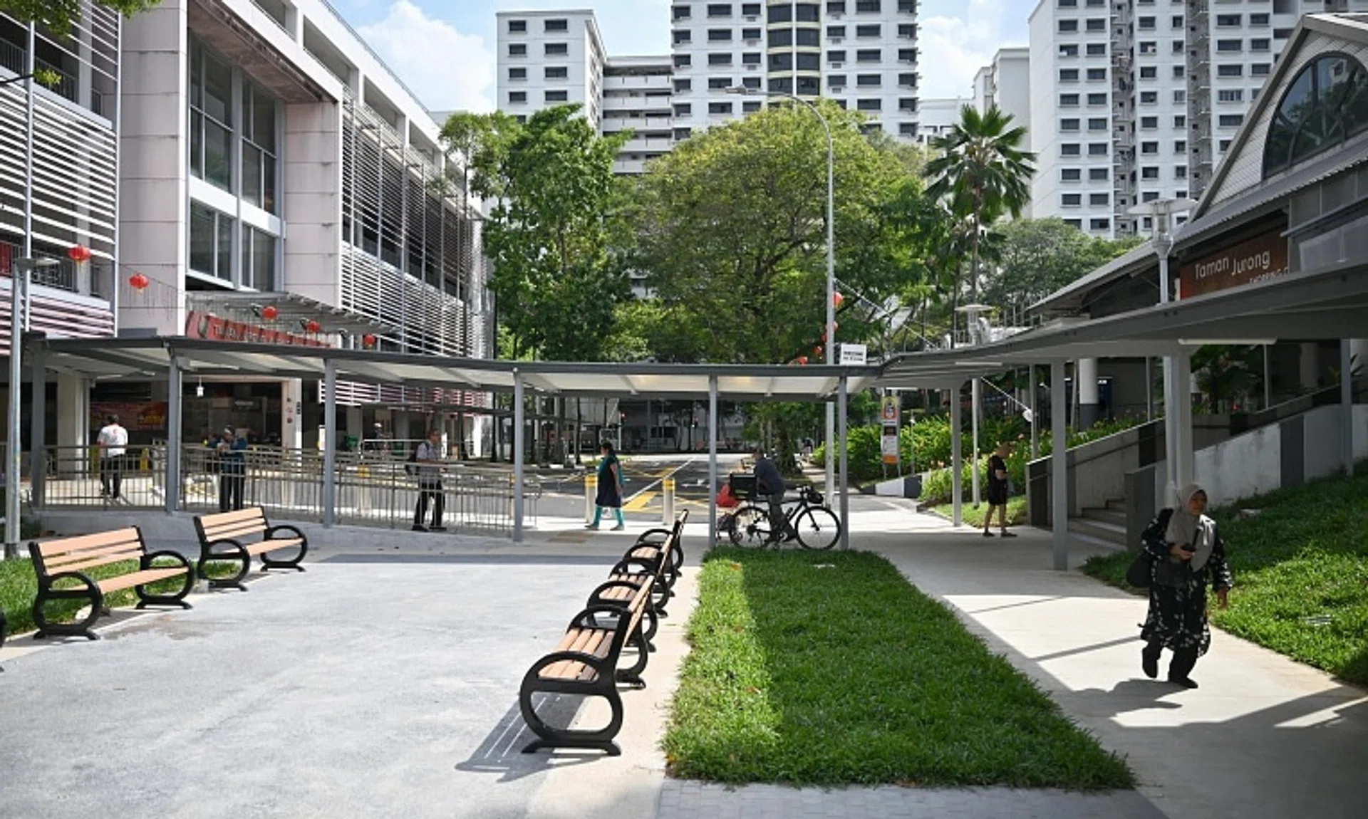 Yung Sheng Road: Pedestrianisation of 18-metre-long stretch between Taman Jurong Shopping Centre, Taman Jurong Market and Food Centre, with sheltered walkway and new benches.