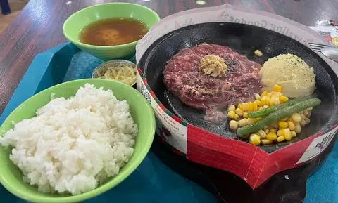 Foodcourt manager pays for steak pregnant woman craved