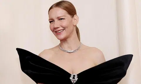Strong silhouettes, sparkles dominate Oscars red carpet