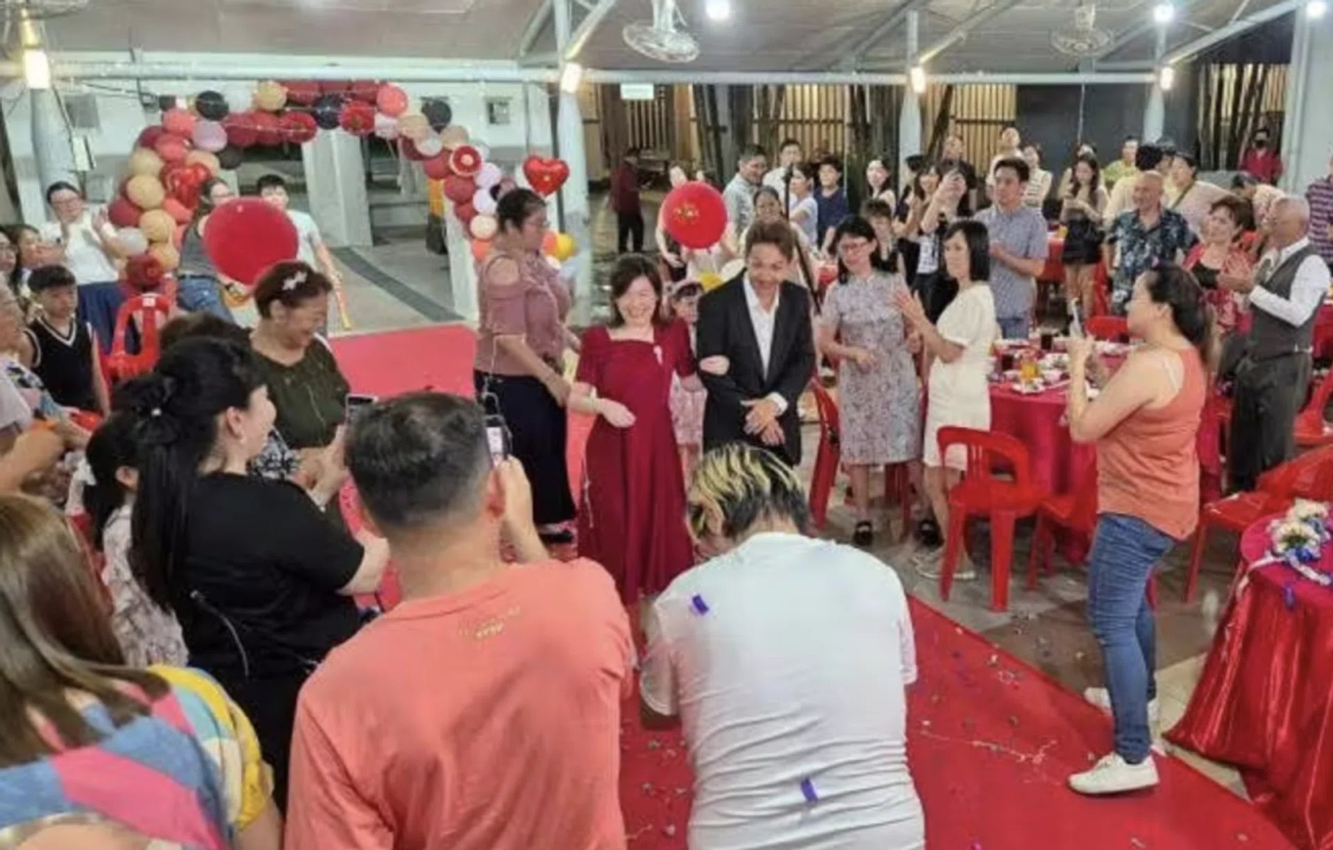 The couple Wu Jingwen and Shen Huiyun making their grand entrance.