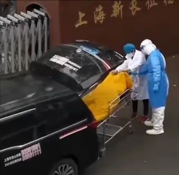 Man declared dead, put into body bag but found to be alive