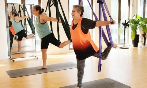 Actress Jin Yinji, 77, tries yoga for the first time