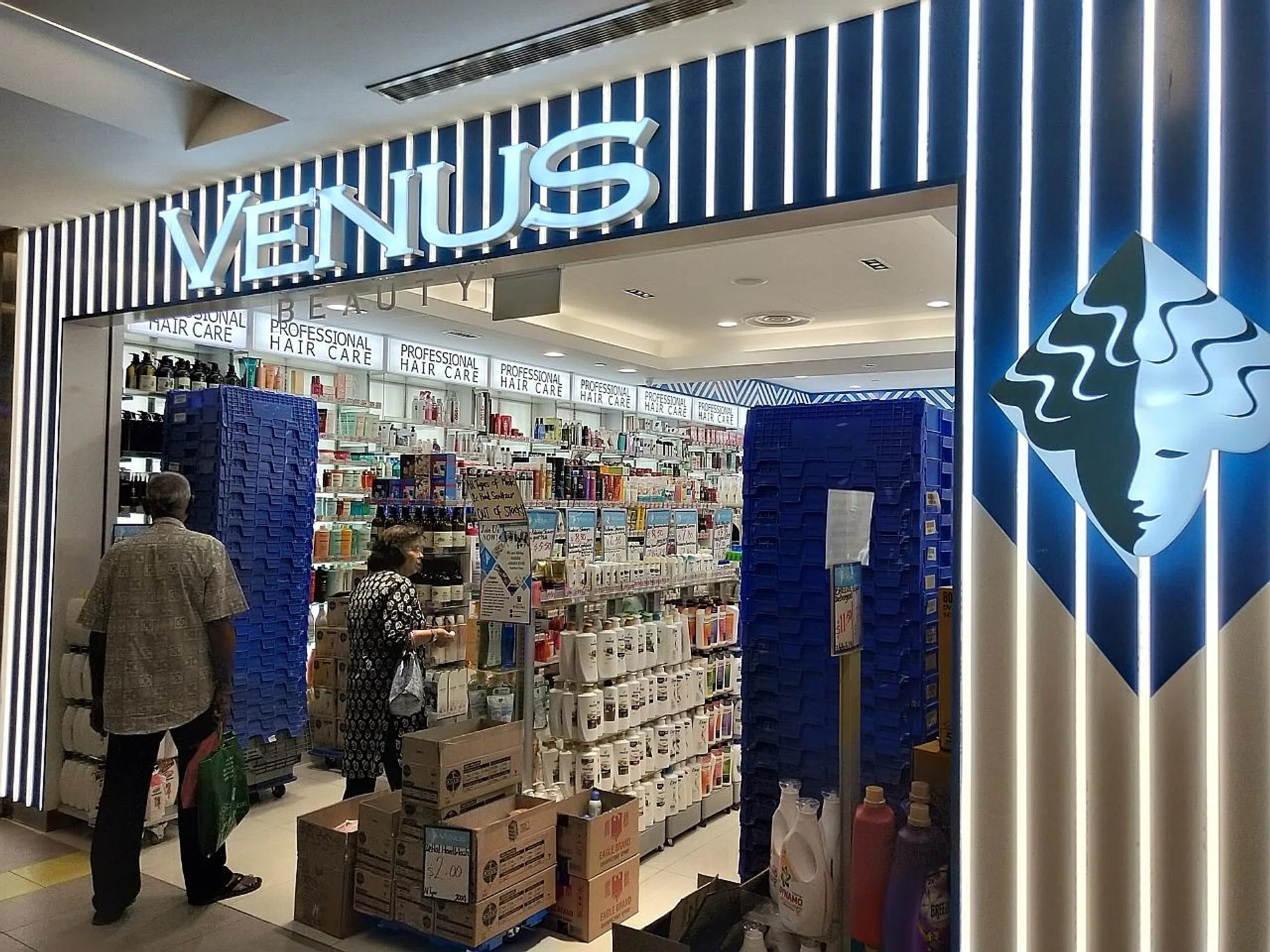 (Above) The outlet where the part-timer worked. 