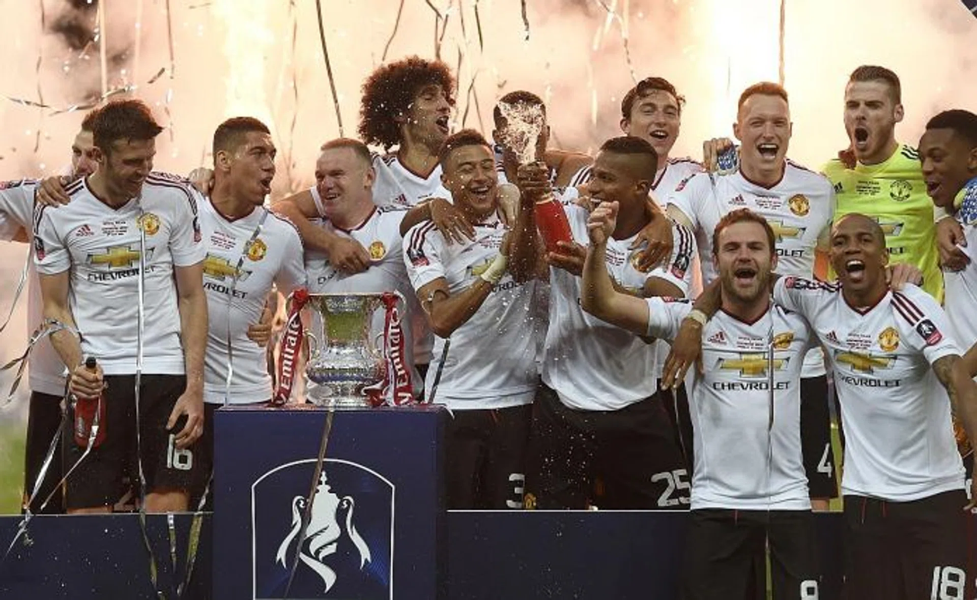 CAMPIONES: Man United fans are hoping that the Red Devils' first trophy after Sir Alex Ferguson's  reign can spark another glory  era.