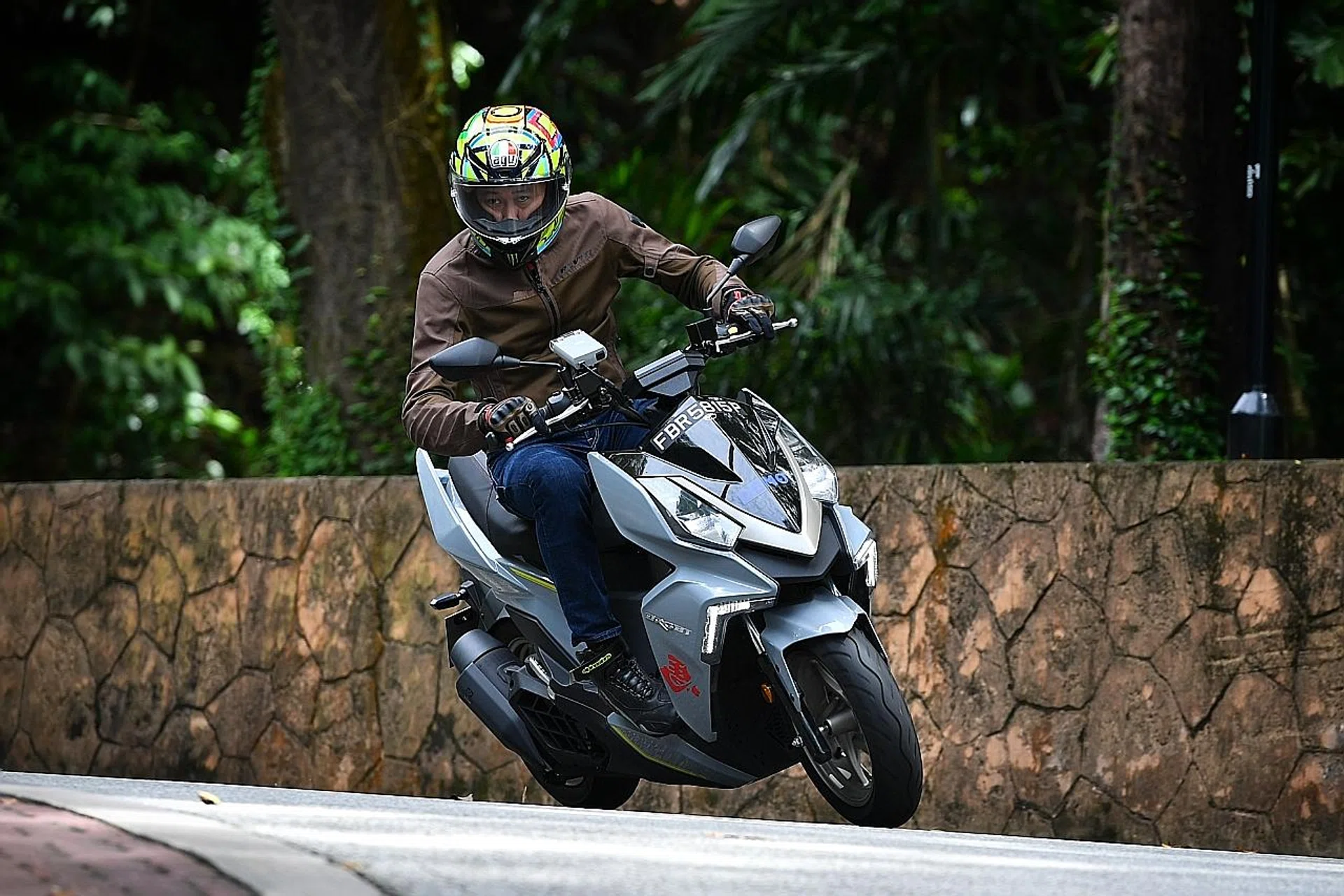 Sym's DRG BT 160 is capable of a lean angle of 42 degrees.