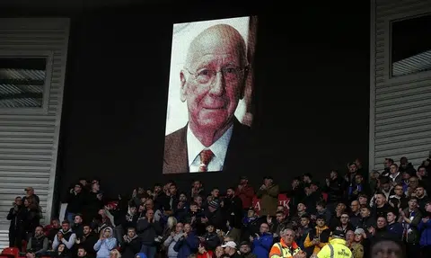 Geoff Hurst, David Beckham lead wave of tributes to Manchester United legend Bobby Charlton