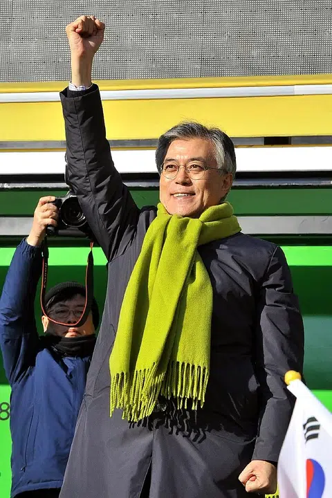 S Korea's presidential front runner calls for unity
