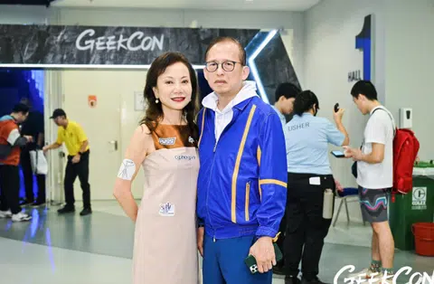 Dr Wu and CDL's Mr Kwek at GeekCon in Singapore in May 2024.