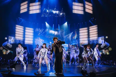 Lo's early dance inspirations included Hong Kong Heavenly King Aaron Kwok, Hong Kong-born singer Alex To, Taiwanese pop-rap group L.A. Boyz and the late American superstar Michael Jackson.