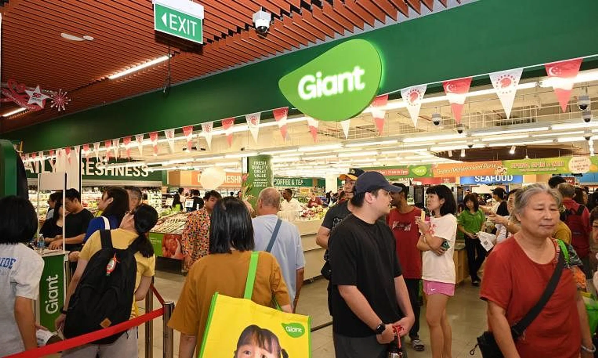 Giant supermarket officially opened its outlet in the new town’s first neighbourhood centre, Plantation Plaza, on July 27.
