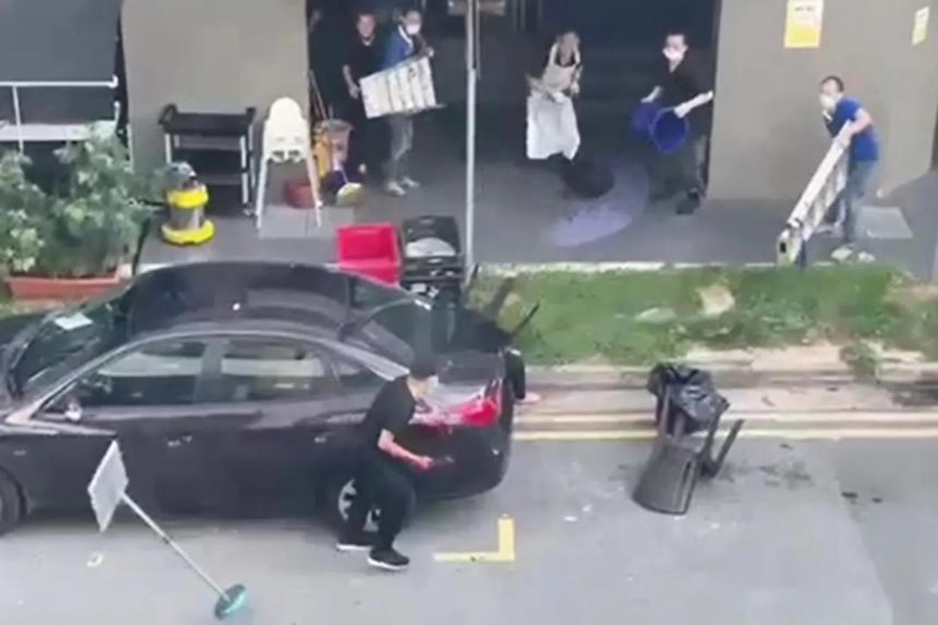 Nine men who flung objects at a man hacking his estranged wife with a chopper in Beach Road were commended by the police. 