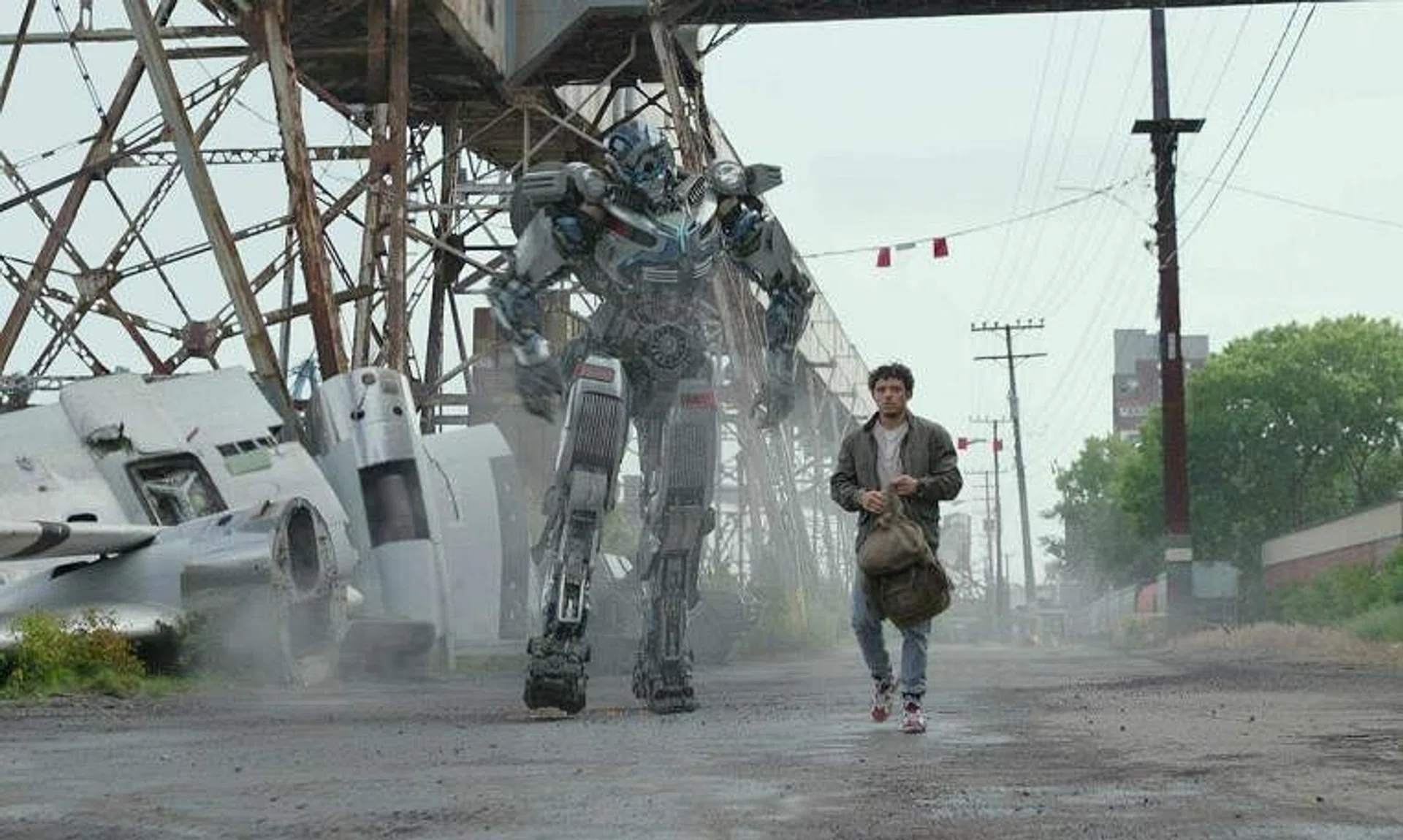 The Autobot Mirage (voiced by Pete Davidson) and Noah (Anthony Ramos) in Transformers: Rise Of The Beasts.