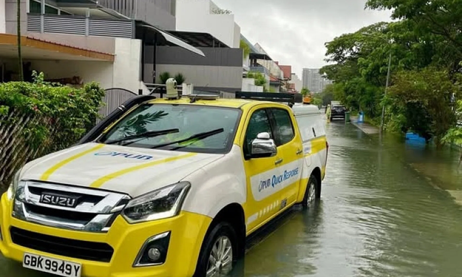 A PUB Quick Response Team vehicle responding to the flooding in Jalan Seaview on Jan 10.