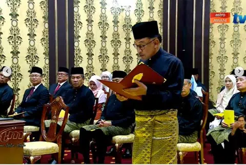Anwar Ibrahim sworn in as Malaysia's 10th PM