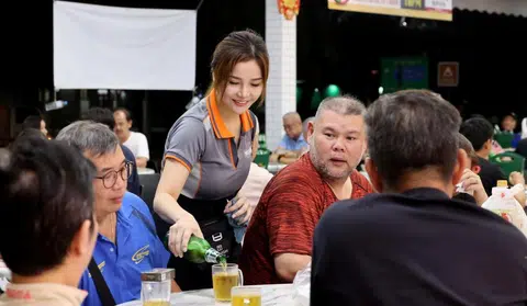 Pretty beer promoter in Jurong attracts the crowd
