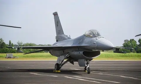 RSAF F-16 crashes at Tengah Air Base
