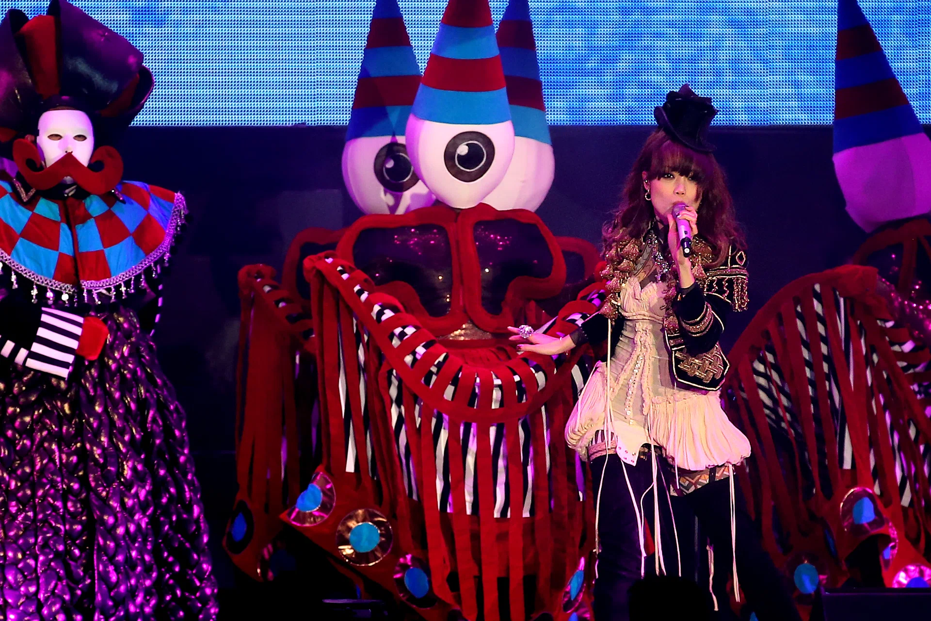Hong Kong pop singer Joey Yung (in pic) suffered a foot injury a couple of weeks ago, just before her concert in Huizhou, China.