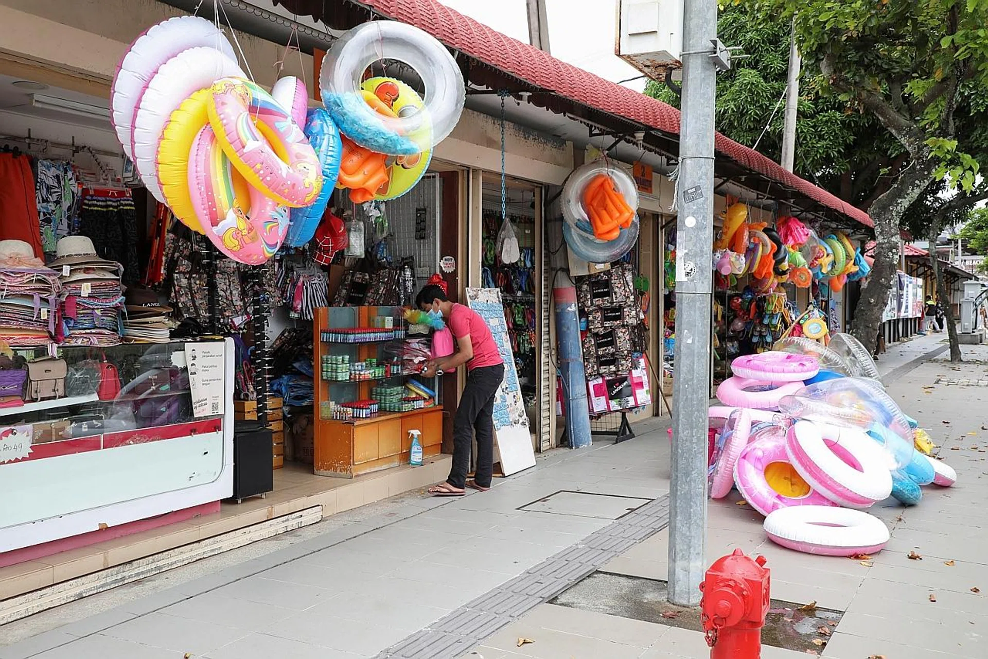 Businesses like antique shops, toy shops, creative content and equipment shops; outdoor shops and tobacco shops will be allowed to operate from tomorrow, if vaccination conditions are met. 