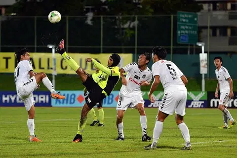 Tampines trim Albirex's lead to four points