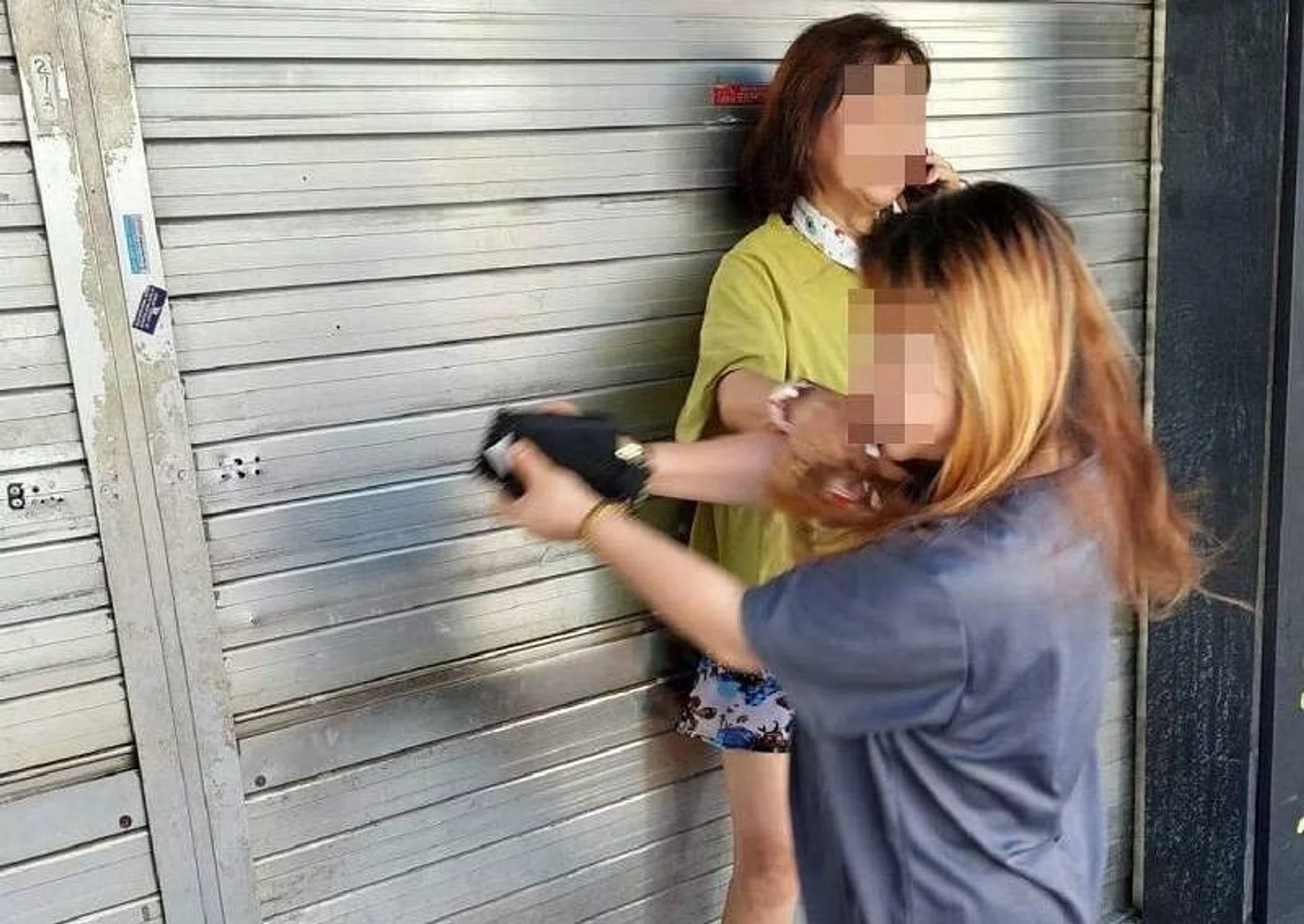 Ms Zhang said that the landlady had grabbed her arm and refused to let go.
