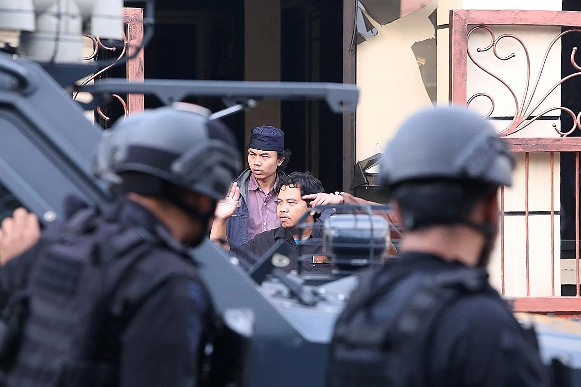 All the prisoners surrendered to the authorities. 