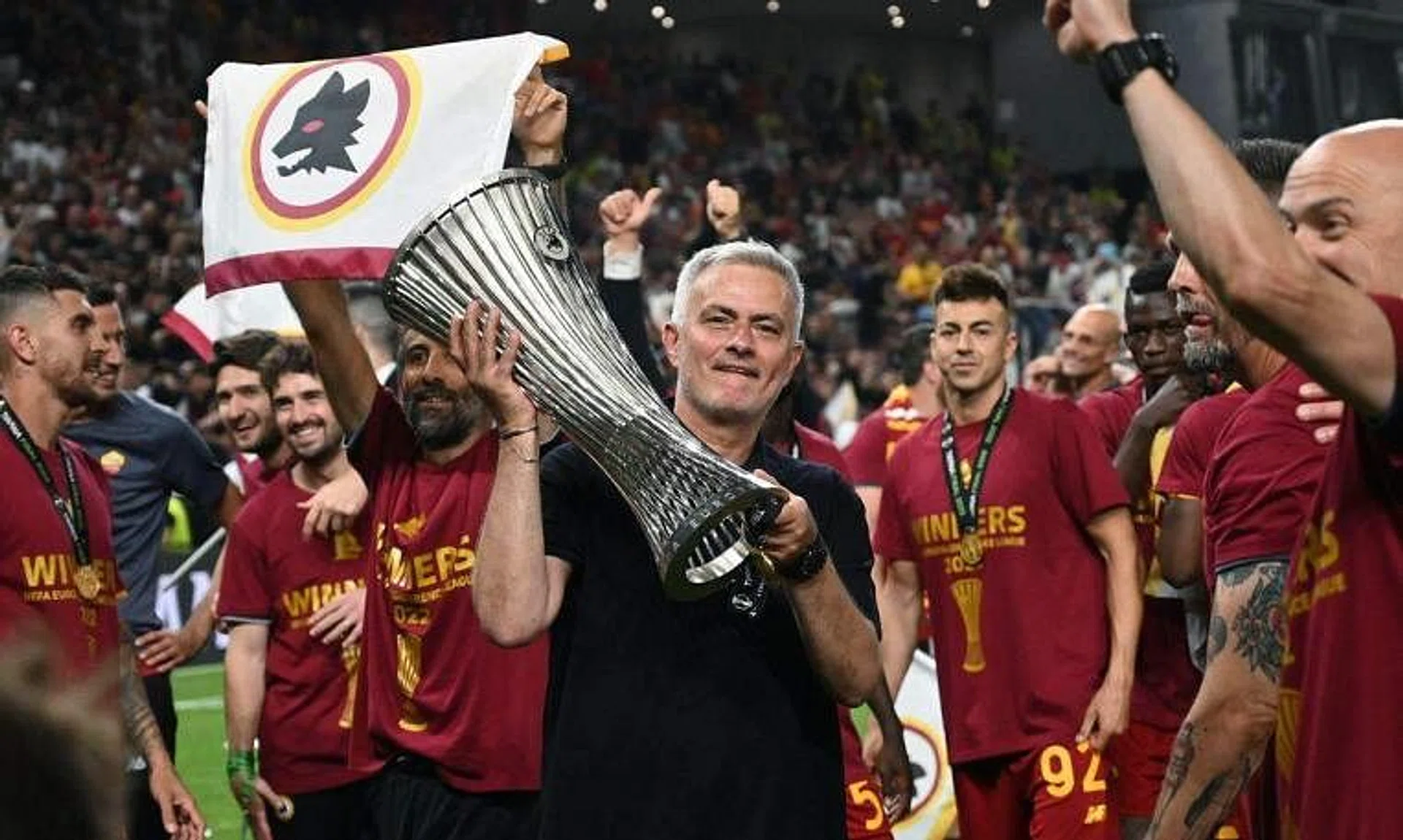 Roma coach Jose Mourinho will pull clear of Giovanni Trapattoni if his team is crowned Europa League champions.