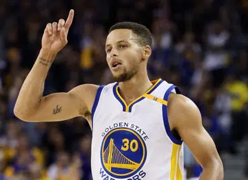 Curry sets three-point record by sinking 13