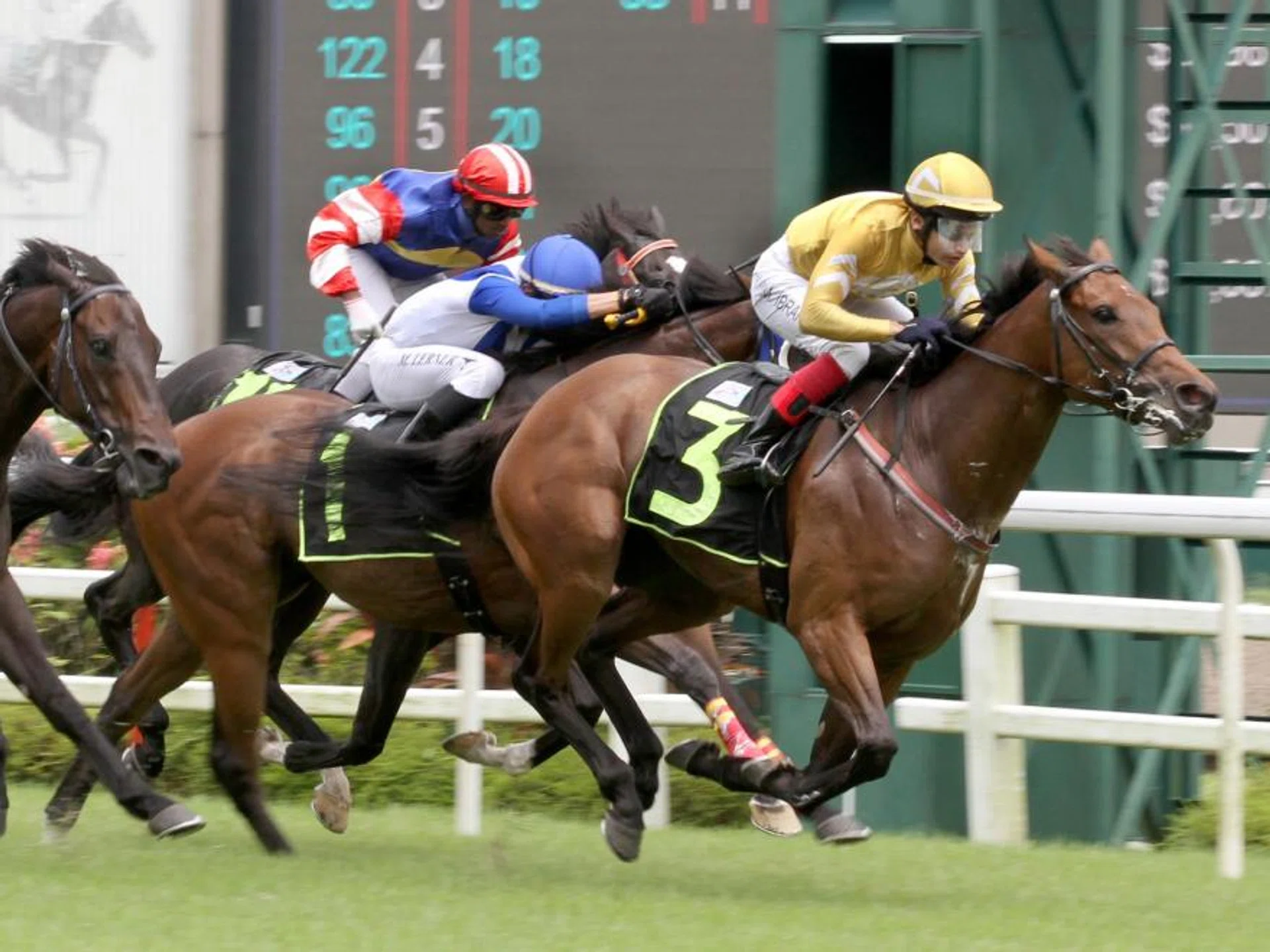 Istataba (Ibrahim Mamat) recording the third of her four wins at Kranji on Sept 24, 2022. Bruno Queiroz will be her pilot in the $85,000 Class 2 1,600m event on May 4.
