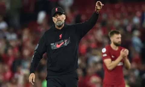 Klopp says Liverpool should be awarded win if United game is abandoned over Glazer protests