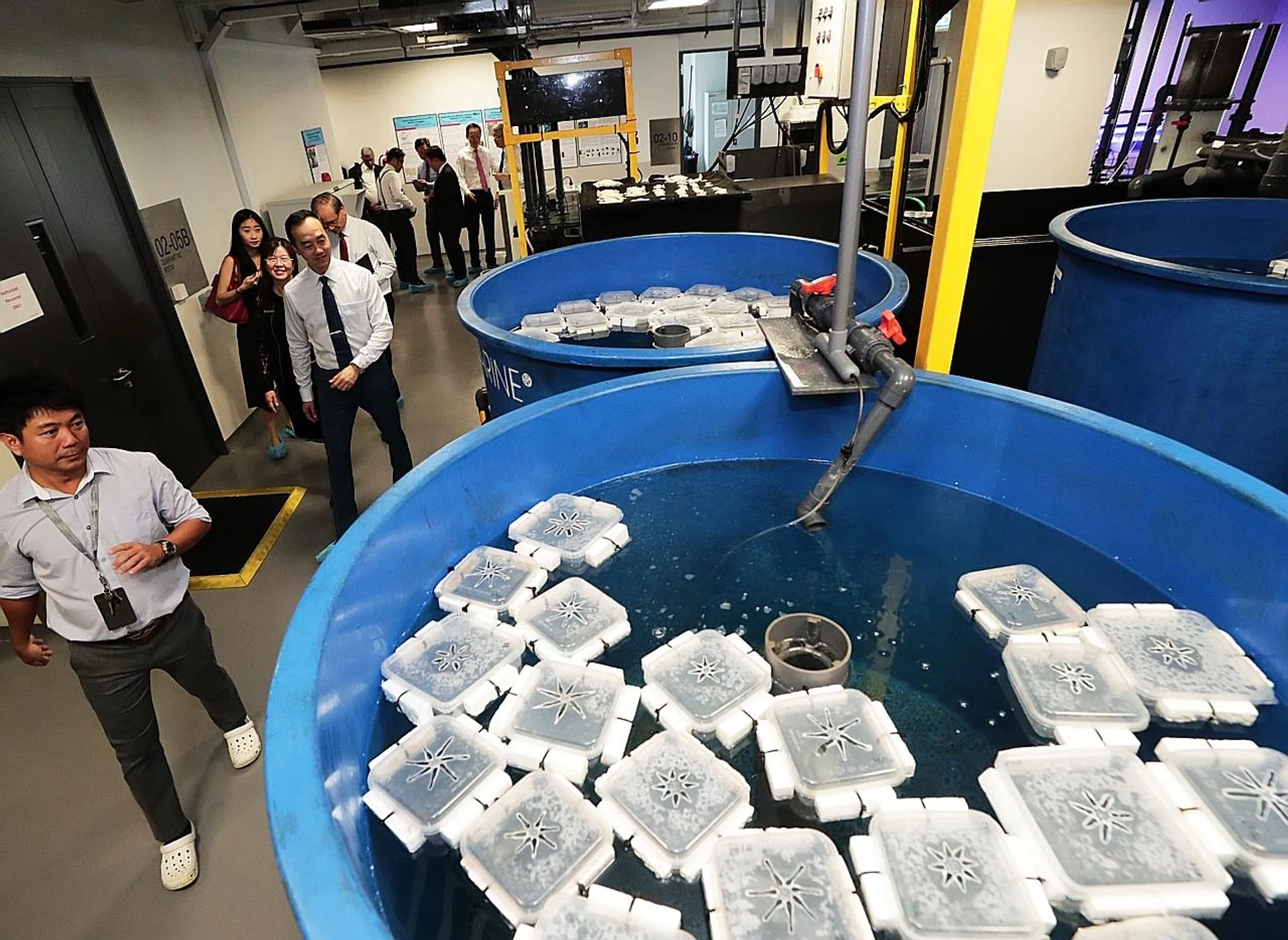 Dr Koh Poh Koon (second from left) visiting the Aquaculture Innovation Centre in Temasek Polytechnic. 