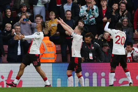 Stoppage time penalty earns Saints draw against Spurs