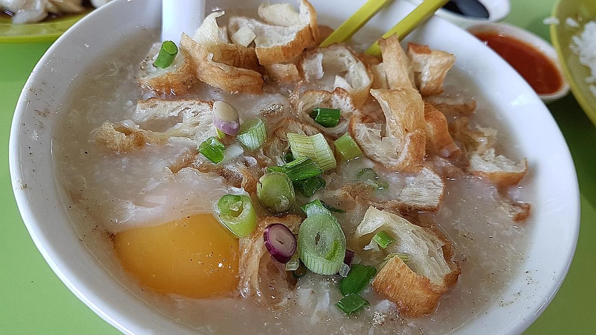 The classic chicken porridge (above) and the pork ball version. Complete the meal with the chicken. 