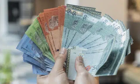 Ringgit falls as Malaysia's hung Parliament election