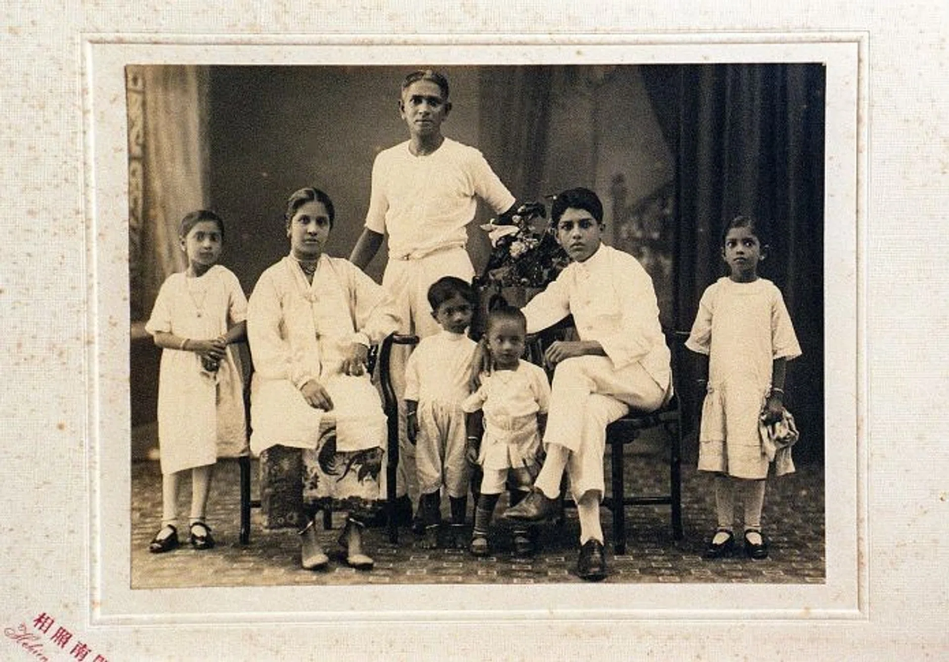1924: Born Sellapan Ramanathan in Singapore on July 3, 1924, Mr S R Nathan’s family comprised his father, mother, two older sisters and himself. They moved to Muar when he was very young because of problems connected to his father’s work. His father committed suicide when he was eight. At 16, he was expelled from school a second time and ran away from home.