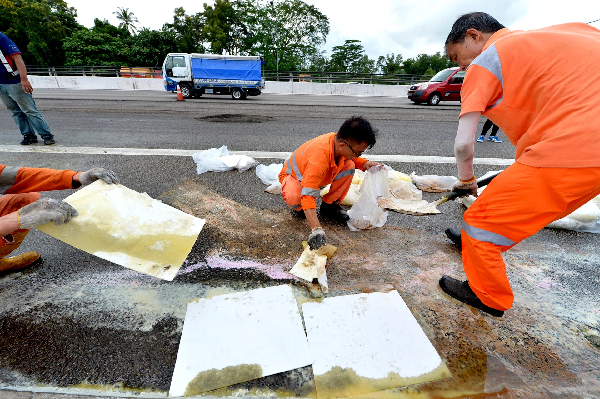  The clean-up crew removing the spilled oil by the side of Bukit Timah Expressway on Jan 29.