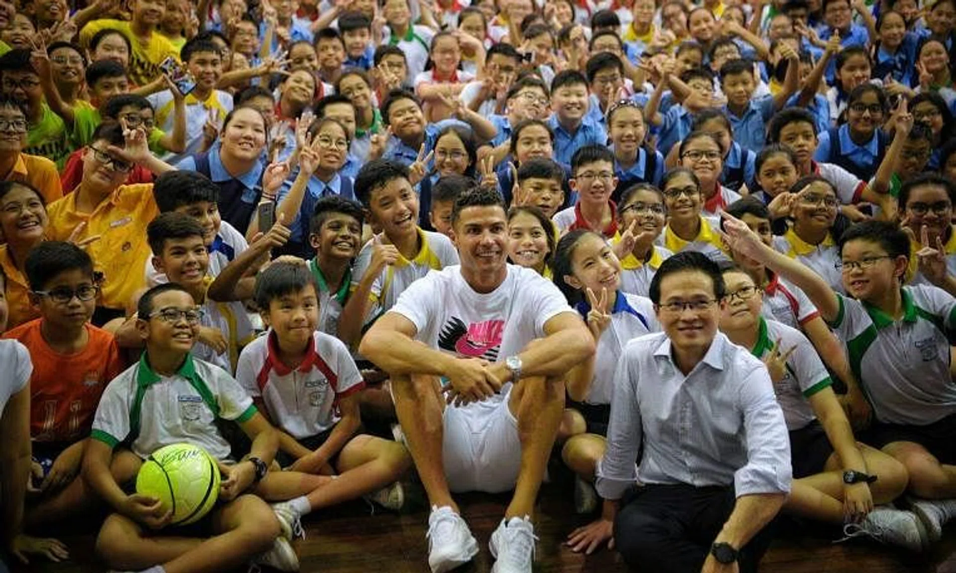Footballer Cristiano Ronaldo and Tampines GRC MP Desmond Choo with students of Chongzheng and Yumin Primary School in 2019.