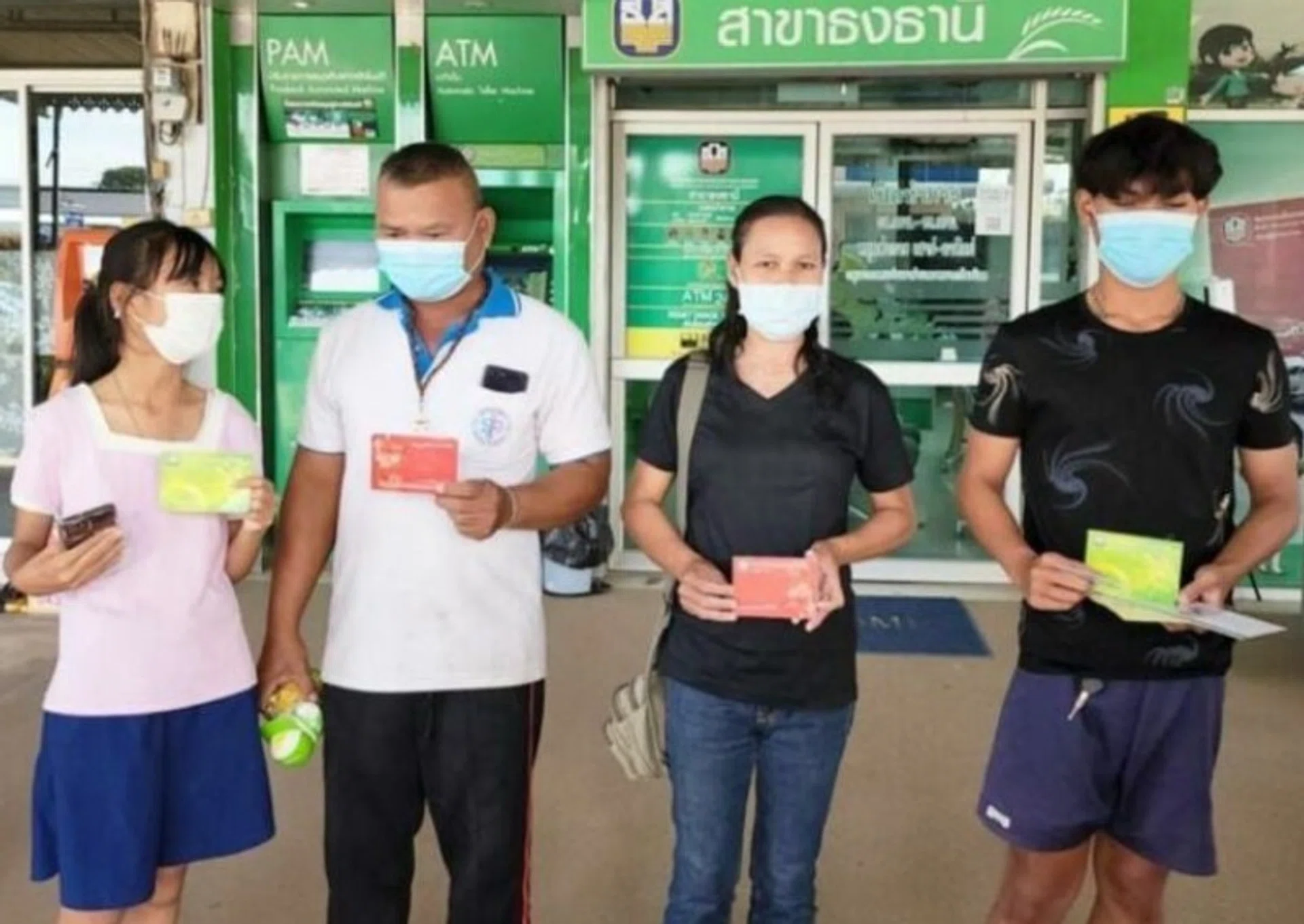 When she returned to her hometown, the man's partner said she wished to divide the remaining 3.1 million baht into three  — one million for her youngest daughter, 500,000 for her middle son, and 1.6 million for Manit. 
