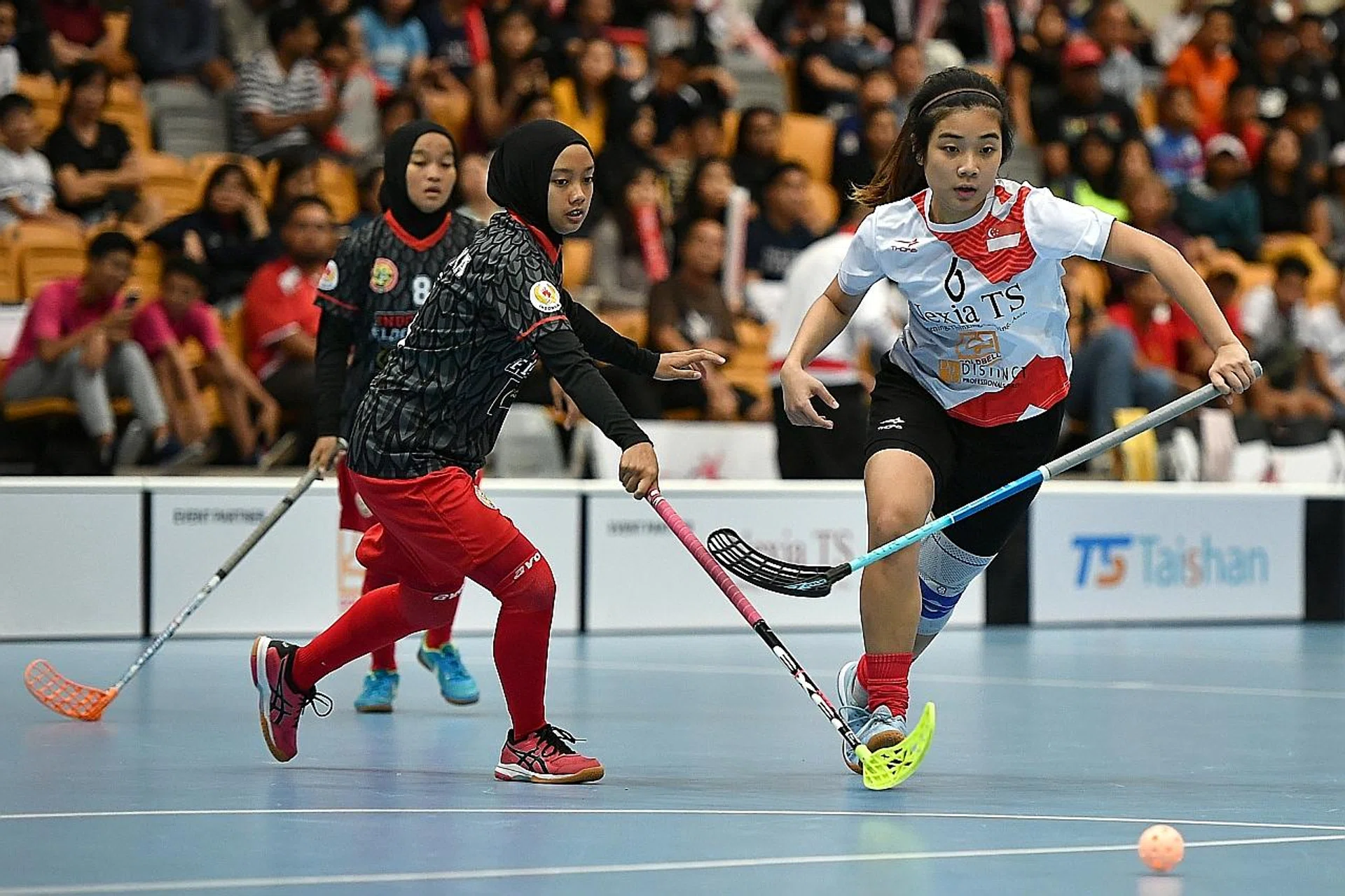 Singapore's Mindy Lim (extreme right) fighting for the ball with Indonesia's Heristika Ayu Danita. 