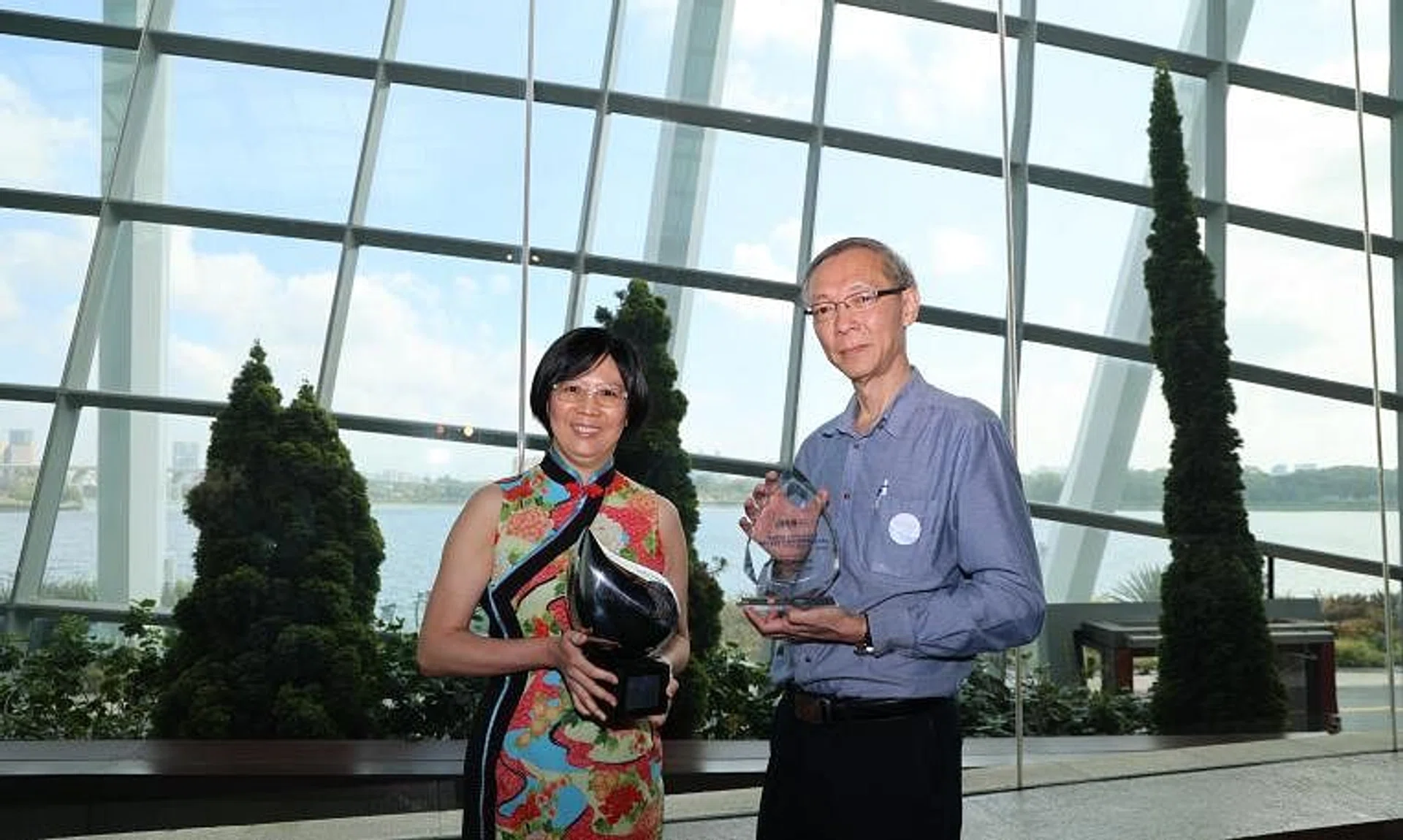 Mee Toh School principal Wang-Tan Sun Sun (left) and SBS Plan and Project Department's Chua Eng Kian receiving the Singapore Watermark Award and the Water Efficiency Award (Projects), respectively.
