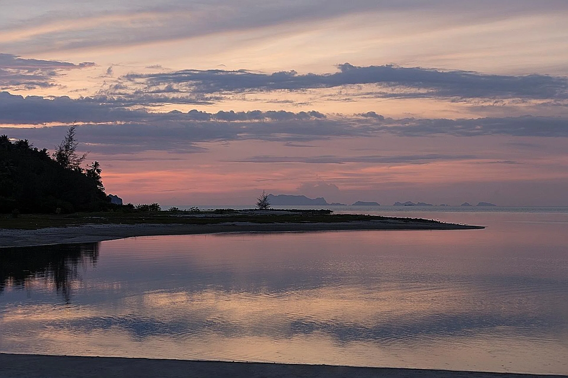 (Above) The unspoilt Phang Ka Beach, Avani Pool Villa, Essence Restaurant and the resort's main infinity pool. 